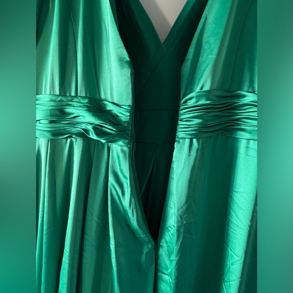 Mac Duggal Emerald Green Long Dress. Perfect for mother of bride - Picture 5 of 9